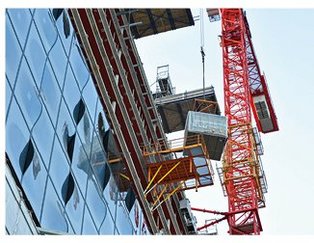 Das Fertigbad kann alternativ über eine Plattform durch eine seitliche Öffnung in der Etage eingesetzt werden Einbringung des Fertigbades durch eine seitliche Öffnung in der Etage