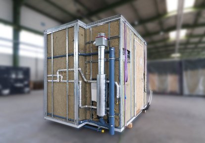 Nasszelle mit vertikalen Anschlusselementen