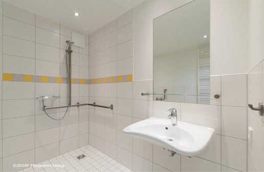 Helles, modernes Fertigbad in Pflegeeinrichtungen